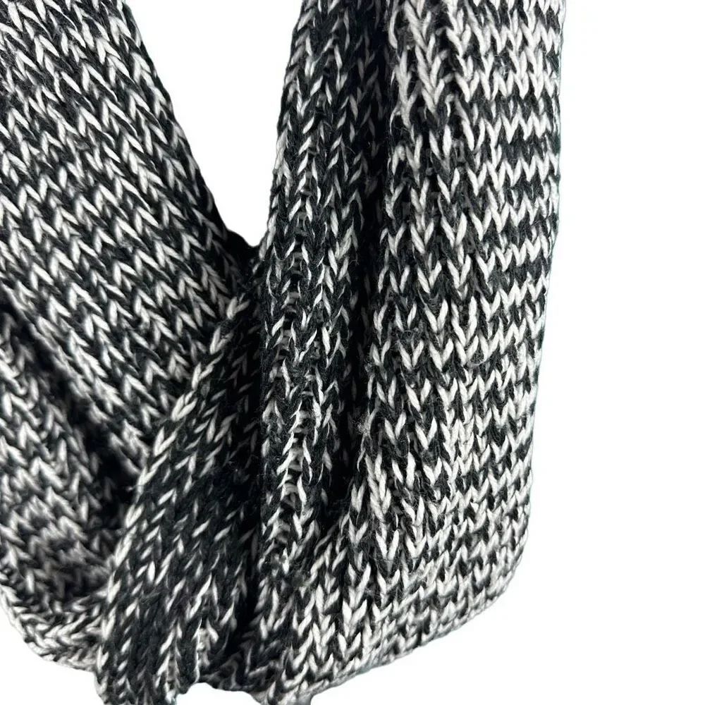 Kohl’s Black and white infinity scarf